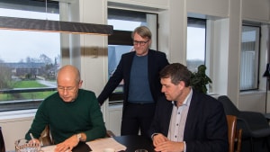 Kontrakten mellem kommunen og Lokalpleje Danmark blev underskrevet i marts 2020 af fra venstre direktør Bjørn Kassøe Andersen og bestyrelsesformand Brian Knappmann fra Lokalpleje Danmark samt borgmester Ib Lauritsen (V). Arkivfoto: Ikast-Brande Kommune