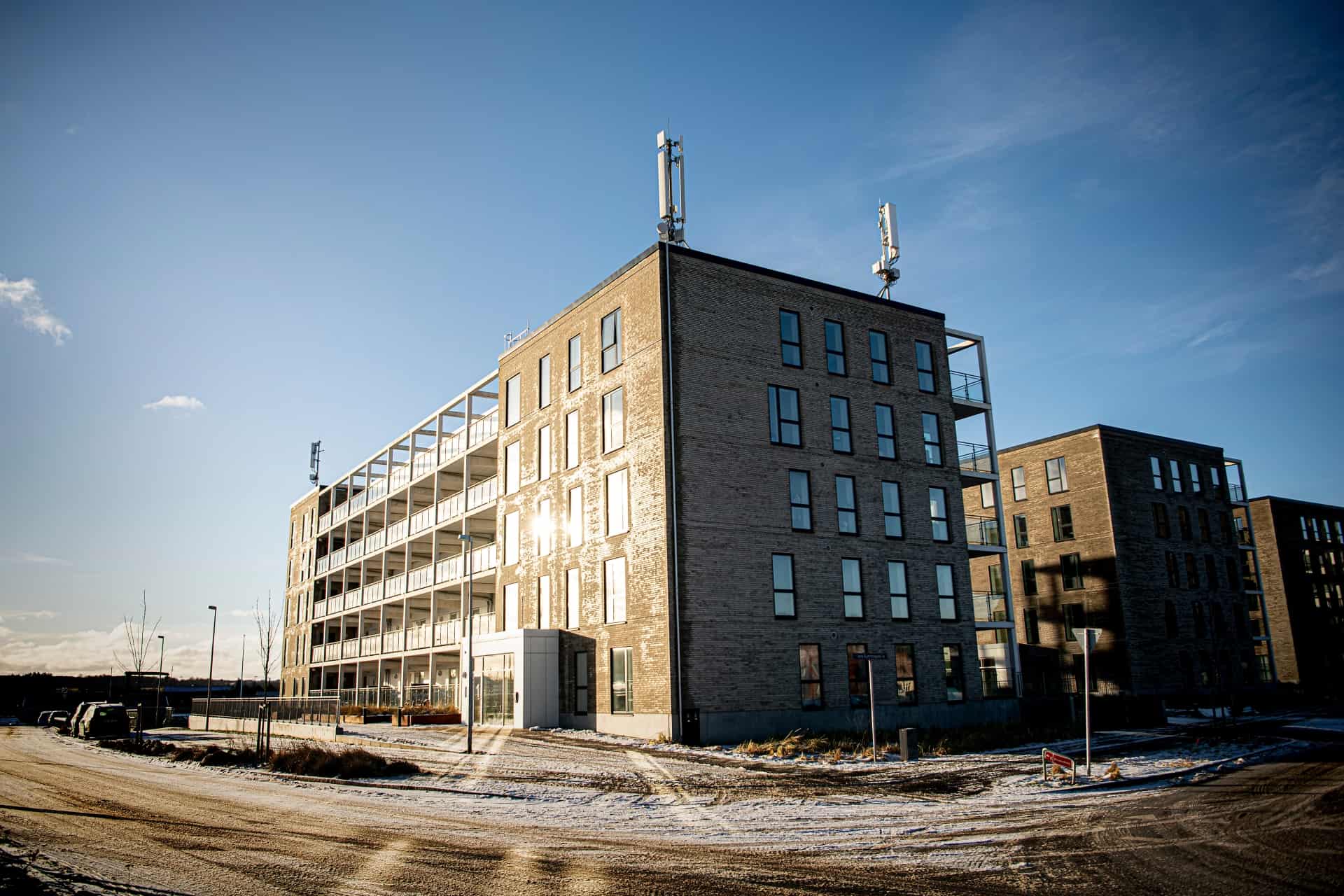 undrer sig over mystiske konstruktioner på tag Svaret er