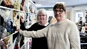 Butikken Sy og Strik får ny ejer. Kirsten Andersen stopper efter 18 år og overdrager butikken til Helle Bonde-Petersen. Foto: Matilde Bøjlund Andersen