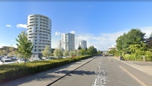 Et ældre ægtepar i Åkæret er blevet franarret en formue af en person, der ringede sent søndag aften og udgav sig for politibetjent. Foto: Google Street View
