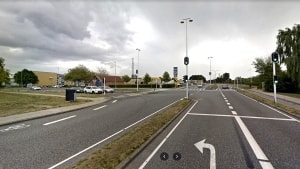 Her skete uheldet, da den trehjulede scooter svingede til venstre, mens bilen kørte modsat vej. Foto: Google Street View
