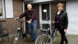 Mary og Tony Bøgh på 79 og 83 år er meget aktive og tager gerne cyklerne, når de skal rundt. Foto: Jacob Schultz