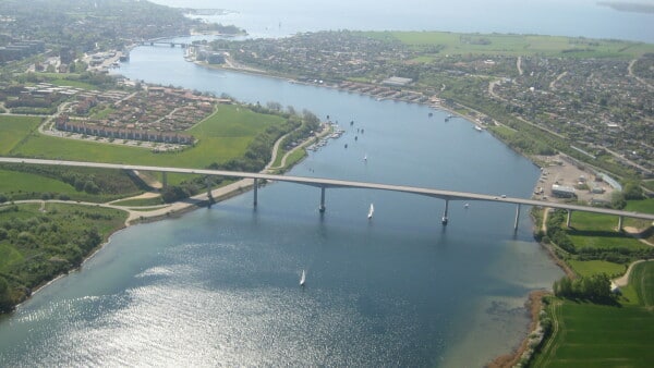 Storm i Alssundbroen afspærret og strømmen væk jv.dk