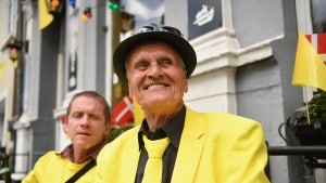 81-årige Ib Christensen har købt et gult jakkesæt på gågaden i Vejle: - Det kostede 800,-. Men sådan noget som det her, sker nok aldrig i min levetid igen. Så jeg synes, der skulle festes igennem, siger den pensionerede maskinarbejder. Foto: Emil Jørgensen