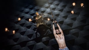 Pontius Pilatus (Jacob Madsen Kvols) ser til, mens Jesus (Simon Mathew) trækkes gennem pinslerne. Foto: Axel Schütt