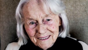 96-årige Mette Nyborg har fået produceret badges med teksten 