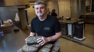 Michael Spottag stopper som bager i Lagekagehuset. Han var med til at grundlægge Langenæs Bageriet, der senere blev solgt til Lagekagehuset, i 1987. Foto: Flemming Krogh