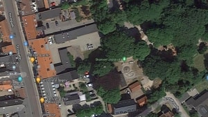 Det var her på legepladsen bag Storegade, at hashhandlen ifølge politiets observationer fandt sted. Google Maps