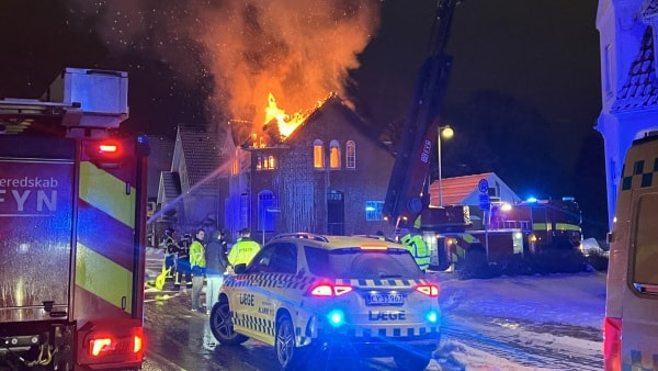 Voldsom brand i villa i Odense: Flammer stod flere meter op af taget