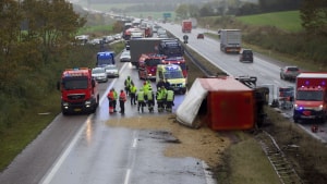 Lastbilen, som den 52-årige mand kørte, væltede af stadig ukendte årsager hen over autoværnet i midten af motorvejen og tabte en masse flis. Foto: Presse-fotos.dk
