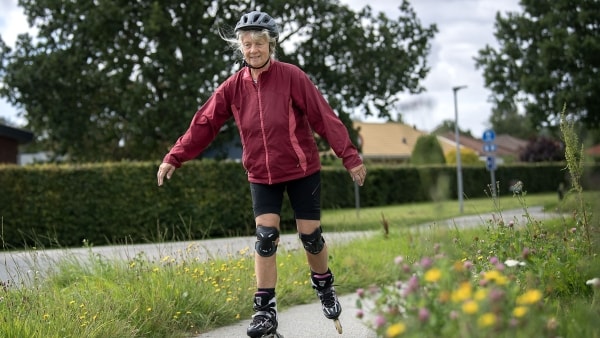 Satire største Afvist Bente har rundet 64 år og udfordret sig selv: På en måned skal hun klare  425 kilometer på blandt andet cykel, kajak og rulleskøjter | jv.dk
