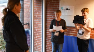De 17 elever på den nye ungeredaktion blev kastet ud i at gennemføre små interviews med blandt andet formand for den lokale idrætsforening Jane Iversen. Foto: Vibeke Frost Oxholm
