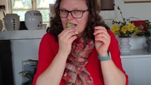 Det er stadig en overvindelse for 49-årige Anne Brun Andersen at sætte tænderne i grøntsager fremfor kød. Foto: Ditte Birkebæk Jensen
