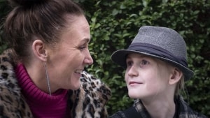 For fire år siden fandt Christina Nahnsen og sønnen Silas Nahnsen ud af, at han havde arvet hendes øjensygdom stargardt, og med tiden vil miste synet ligesom sin mor. Foto: Olivia Loftlund