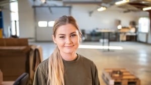 Gry Cilleborg er en atypisk iværksætter. For få år siden var hun tættere på en førtidspension, men i dag driver hun Pakkeriet Hadsund med 12 medarbejdere, der løser ufaglærte opgaver for andre virksomheder. Foto: Pakkeriet Hadsund