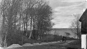 Et vue nedover Oddervej i midten af 1860’erne med Frederikshøj Kro yderst til højre i billedet. Lige over for den gamle kro ses en af områdets mange høje knejse i landskabet til venstre i billedet. I dag er Oddervej væsentligt bredere og har gnavet sig ind i den gamle gravhøj, der er blevet dæmmet op af en mur. Fotograf Andreas Fritz, ca. 1865, Aarhus Stadsarkiv.