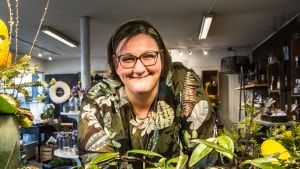 I 20 år har Dorte Vestkær Pedersen været selvstændig blomsterdekoratør. Foto: Kristina V. Skjoldborg