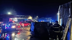Bilværkstedet hos Autoleth A/S var tæt på at gå med op i flammer natten til fredag, da der udbrød brand i en bil. Foto: Brand & Redning Sønderjylland