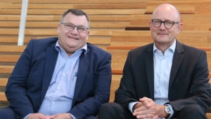 Allan Buch (til venstre) har været bestyrelsesformand i Middelfart Sparekasse fra 2011 til 2021. Til højre hans afløser Flemming Bisgaard Nielsen. PR-foto: Middelfart Sparekasse