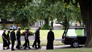 Coronakrisen har tvunget danskerne til at tænke anderledes, når det kommer til begravelserne. Tiltag fra regeringen forbyder store forsamlinger, og derfor er flere nu begyndt at livessende højtideligheden fra kirken via internettet. På den måde kan alle være med. Arkivfoto