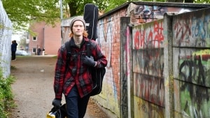 17-årige Asger pendler mellem Tønder og Esbjerg for at gå på en skole, hvor han kan dygtiggøre sig på bas og klaver. Nu står skolen til at miste elevpladser, og unge talenter som Asger kan få endnu længere til uddannelse. Foto: Rikke Baltzer
