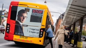 Plakater for de politiske partier pryder busserne Der er brug for øgede offentlige tilskud til den offentlige transport, så billetpriserne kan sænkes, lyder det fra Dansk Industri. (Arkivfoto).