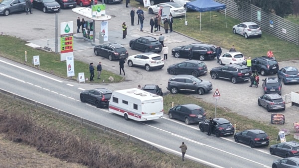 Tumult i kæmpe kø til billig benzin: Politiet til stede