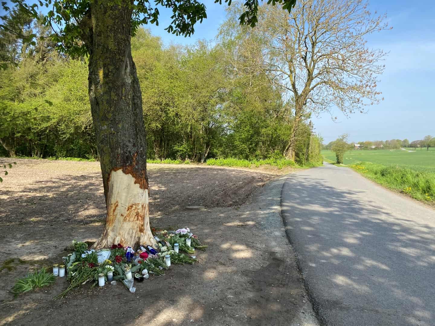 Blomsterhav Og Hilsner Ved Ulykkessted: - Jeg Elsker Dig | Fyens.dk