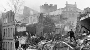 En brandmand står midt i ruinerne ved Wittrups Uldvare-og Tæppefabrik efter schalburgtage 16. marts 1945 (arkivnummer B56794). Foto: Ukendt/Vejle Stadsarkiv