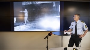 Politiinspektør Brian Voss Olsen viser her videoen af skyderiet, der kostede Søren Koch livet. Foto: Jens Thaysen