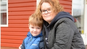 Kamilla Faurholt og sønnen Emil tager nu en anden rute til og fra børnehaven for at undgå Sundvejen, hvor der på det seneste har været flere farlige episoder med en betonklods og trafikkegler på vejbanen. Foto: Bent Warncke
