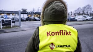 En strejkevagt foran en Tesla-forhandler i Malmø. Foto: 50090 Johan Nilsson/TT/Ritzau Scanpix
