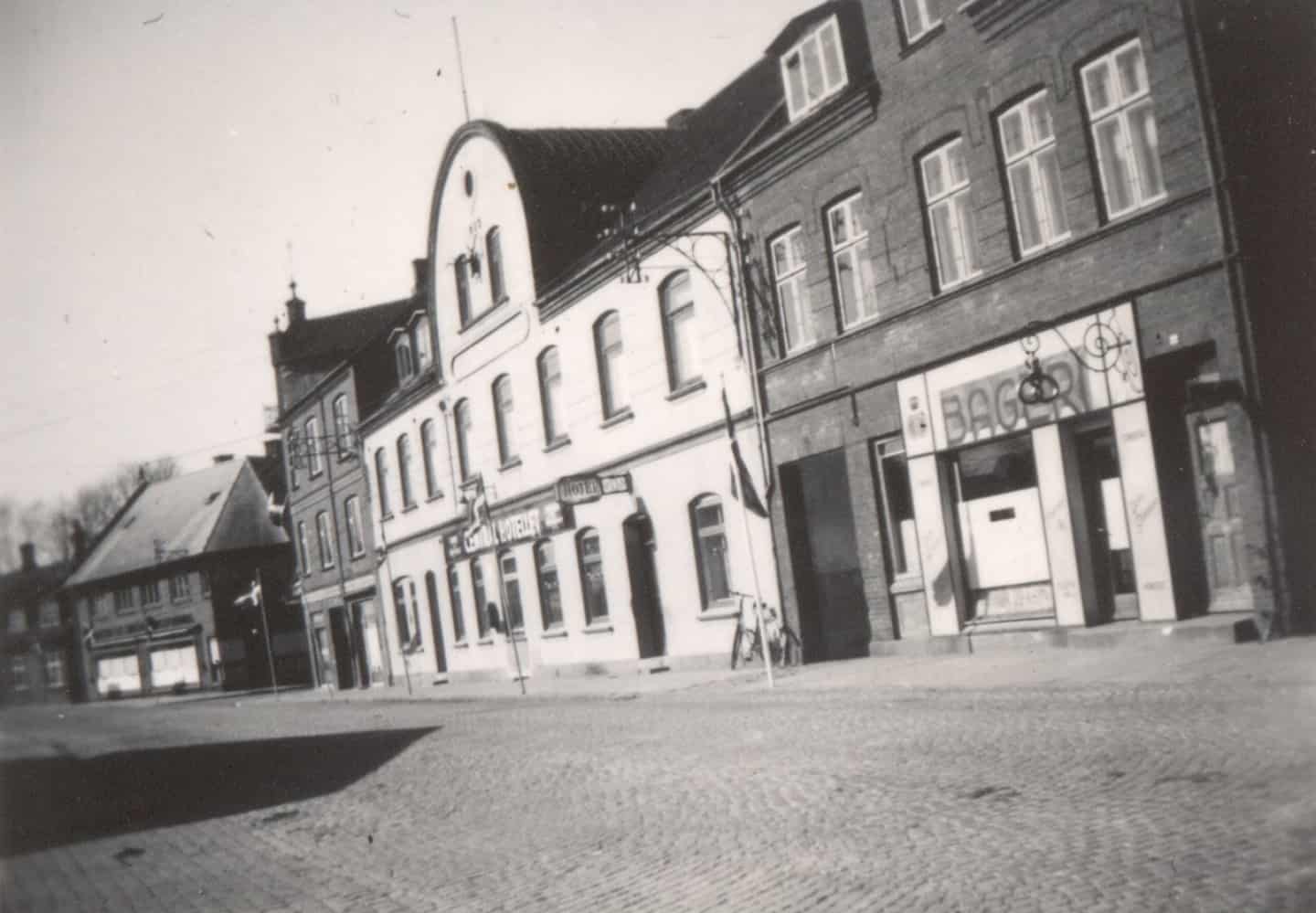 Er Hadsten til at kende? Vi fandt nogle gamle billeder i arkivet og tog ...