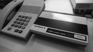 I 1977 lancerede Jydsk Telefon verdens første fuldelektroniske trykknaptelefon, 76E. Modellen, der her er fotograferet med en telefonsvarer i 1991, blev så berømt, at den i dag er udstillet på The Museum of Modern art, MOMU, i New York. Foto: Jens Tønnesen, 1991, Aarhus Stadsarkiv