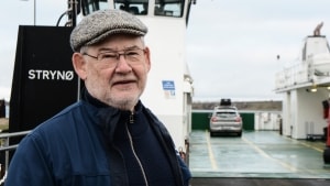 Steen Winkel er skibsfører på Strynøfærgen. I juni blev han overfaldet af en lystfisker ved færgelejet og anmeldte sagen til politiet, som fem måneder senere endnu ikke havde taget hul på efterforskningen. Foto: Ole Grube