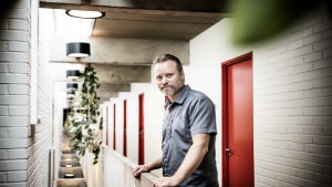 Simon Lægsgaard Madsen er vild med at være i naturen og har i disse taget i mod en hel del nye kursister på Brandbjerg Højskole. Foto: Mette Mørk