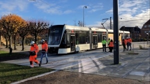 Et letbanetogsæt på vej forbi stadion i Bolbro. I denne uge blev det meldt ud, at åbningen af letbanens første etape er forsinket med adskillige måneder. Foto: Rune Blichfeldt