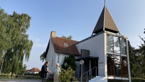 Adventkirken i Juelsminde ligger i meget idylliske omgivelser lige ned til svanedammen i Juelsminde. På lørdag fejrer menigheden, at det er 60 år siden, den blev indviet. Foto: Camilla Bo Krefeld