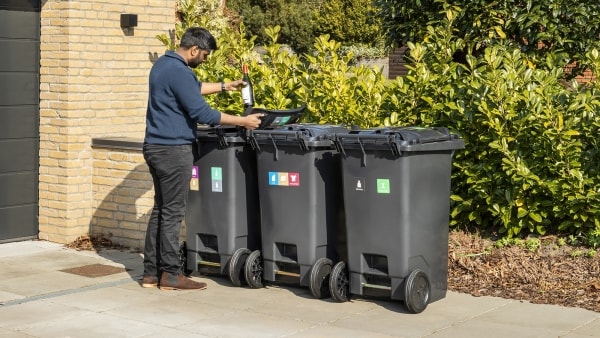 Få overblik over den nye affaldssortering - som bliver dyrere: Nu skal husejere skaffe plads til tre affaldsspande