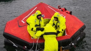 I de vordende færgenavigatørers et-årige uddannelse indgår også en øvelse i en redningsflåde i Marstal havn. Foto: Søren Stidsholt Nielsen