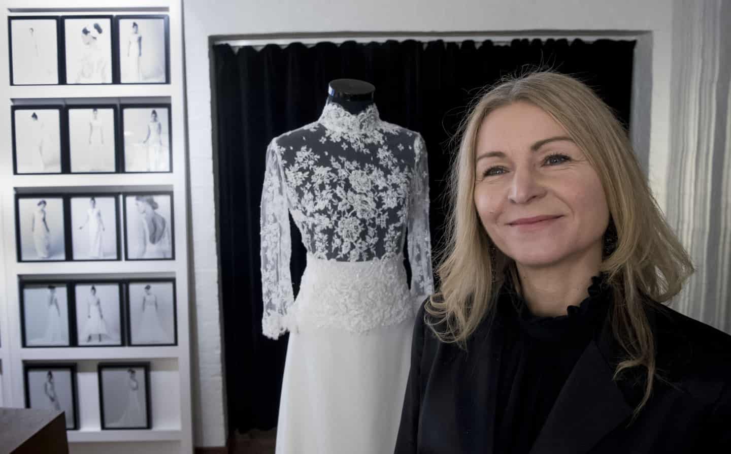 fællesskab Integrere handle Kjolen, der tager et halvt år at sy: Marianne Carøe klæder brude fra hele  Europa på | stiften.dk