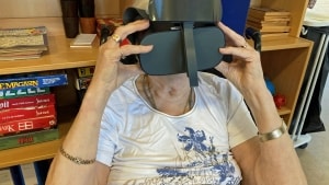 Bodil Hagelskjær på 78 år er med på at tage en tur i den virtuelle verden. Indimellem minder det næsten om dengang, hun tog på cruise med sin mand. Foto: Annette Bruun Jarl