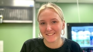 Ronja Espeholt må lægge øre til lidt af hvert i sin rolle som butikschef i Mo'Rice. Foto: Astrid Bigum Kristensen