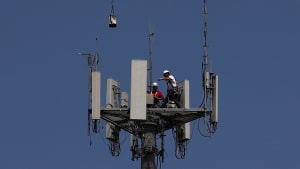 TDC tændte for 5G-netværket i det meste af Danmark i dag. Det kræver dog den rigtige telefon for at komme på, og det har eksempelvis de ansatte i Vejle Kommune ikke. Billedet viser en 5G-installation i Texas. Foto: Adrees Latif/Reuters/Ritzau Scanpix