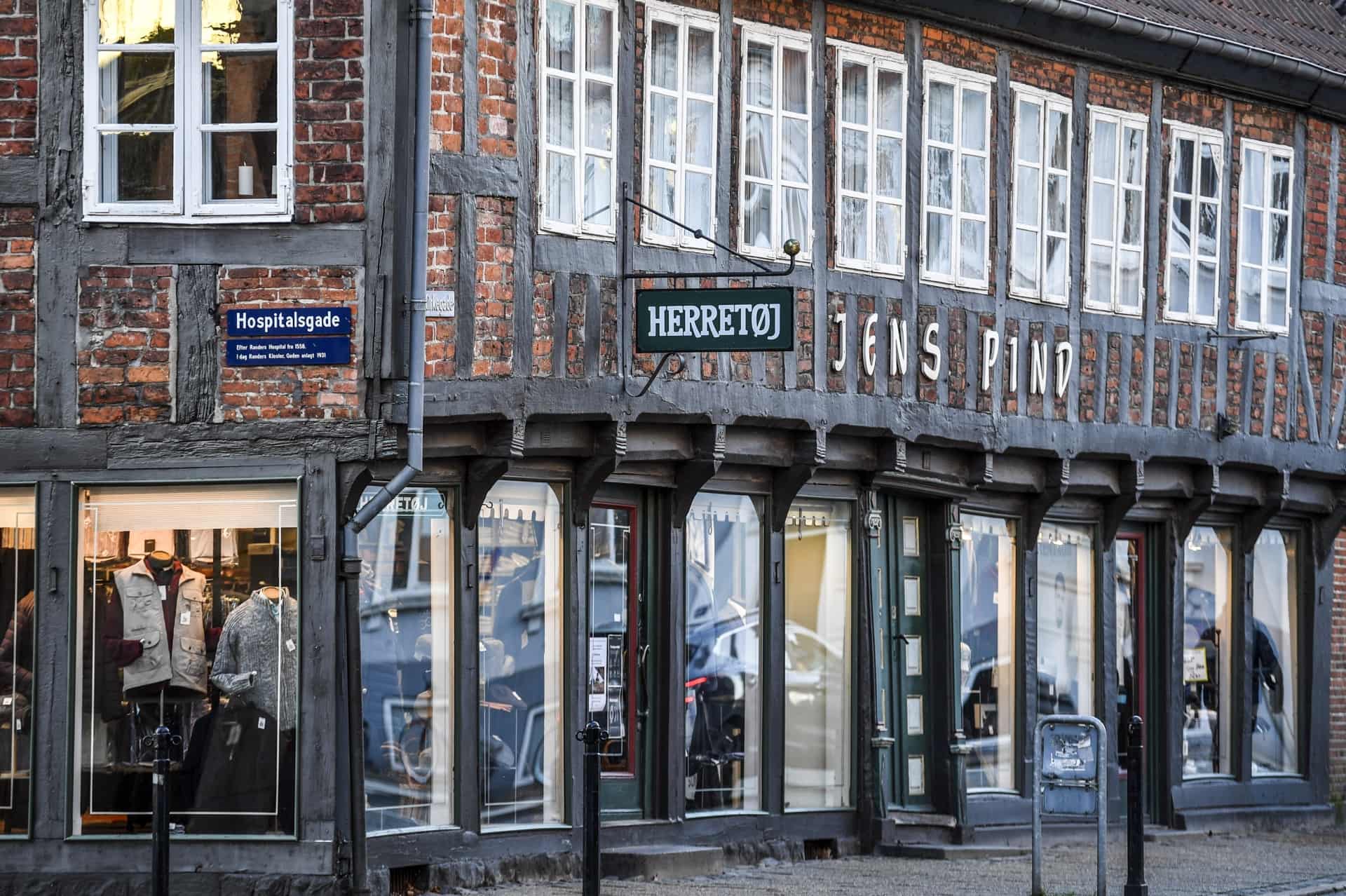 Tøjbutik Lukker Efter 100 år I Randers: Snart Begynder Månedlangt ...