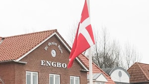 Flaget gik på halvt, da beslutningen om at lukke Engbo blev truffet. Nu kan flaget gå på hel igen, for det er glædeligt for alle, at plejecentret bliver til et bosted for voksne med handicap. Arkivfoto: Privat