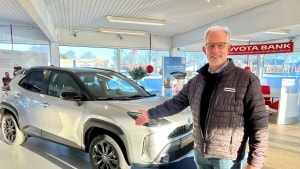 Vagn Albrechtsen, partner i Toyota i Ringkøbing, forventer at sælge rigtig mange af den nye Yaris Cross i år. Foto: Kaj Poulsgaard