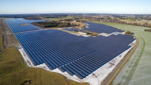 Vandel Solcellepark står til at spille en vigtig rolle i Vejle Kommunens ambition om at opnå 70 procents reduktion af CO2 i 2030 målt i forhold til 1990-niveau og klimaneutralitet i 2050. Arkivfoto: Vandel Erhvervspark