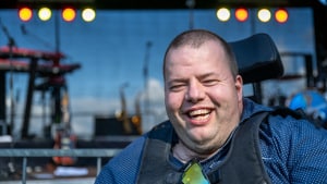 Rasmus Lund-Sørensen har cerebral parese og dermed afhængig af sin kørestol og en hjælper alle døgnets timer. Privatfoto
