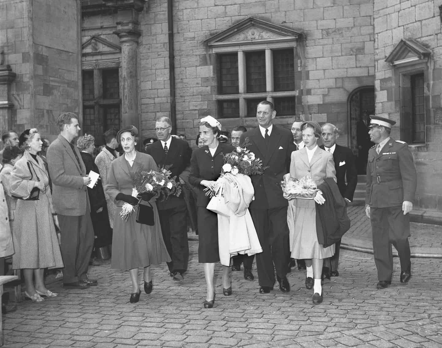 Se billederne: Usædvanligt foto af både den danske og svenske kongefamilie,  på vej til premiere på en Hamlet forestilling | helsingordagblad.dk